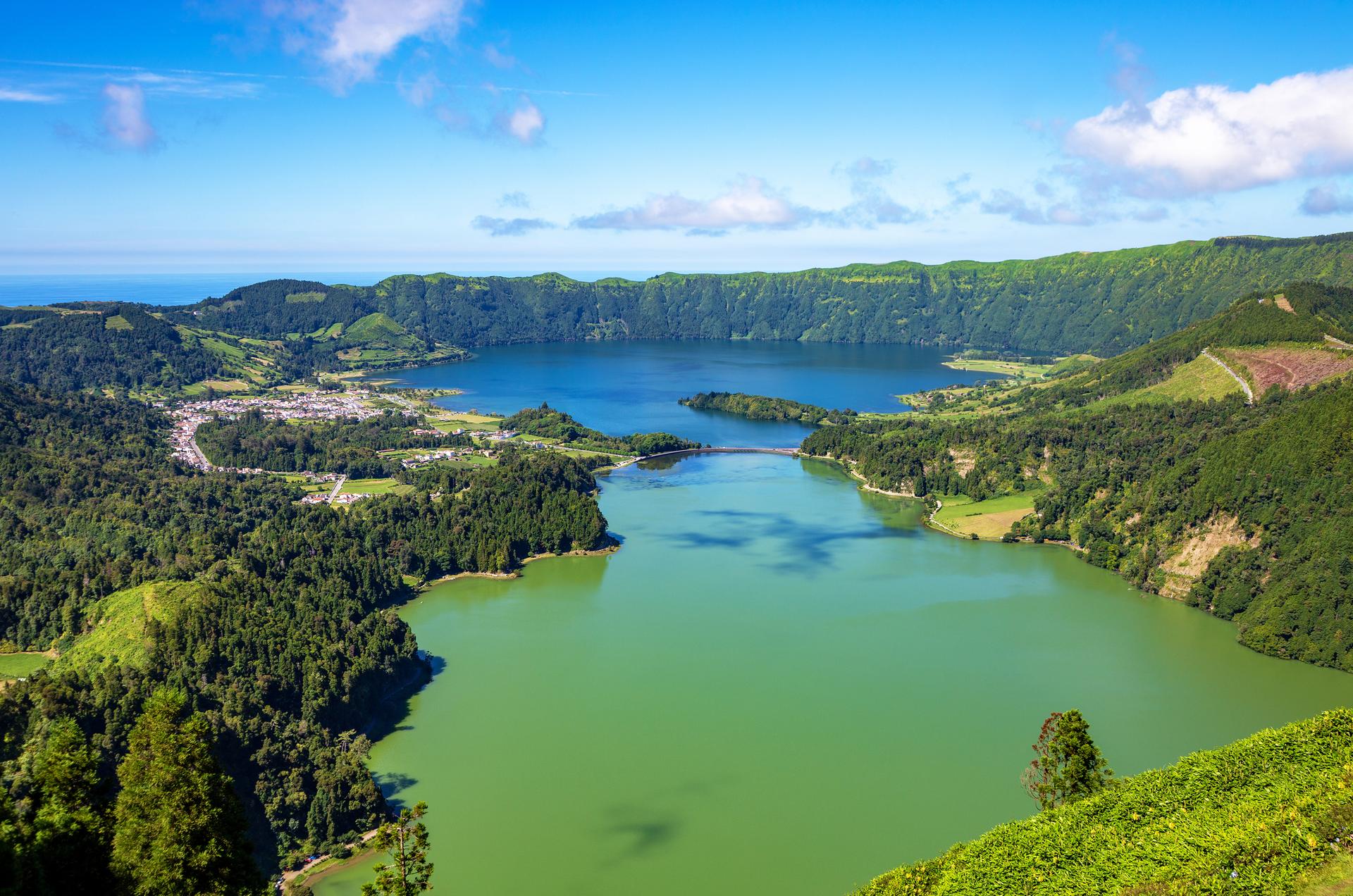 Jeziora Lagoa Verde i Azul, Lagoa das Sete Cidades, Wyspa Sao Miguel, Azory