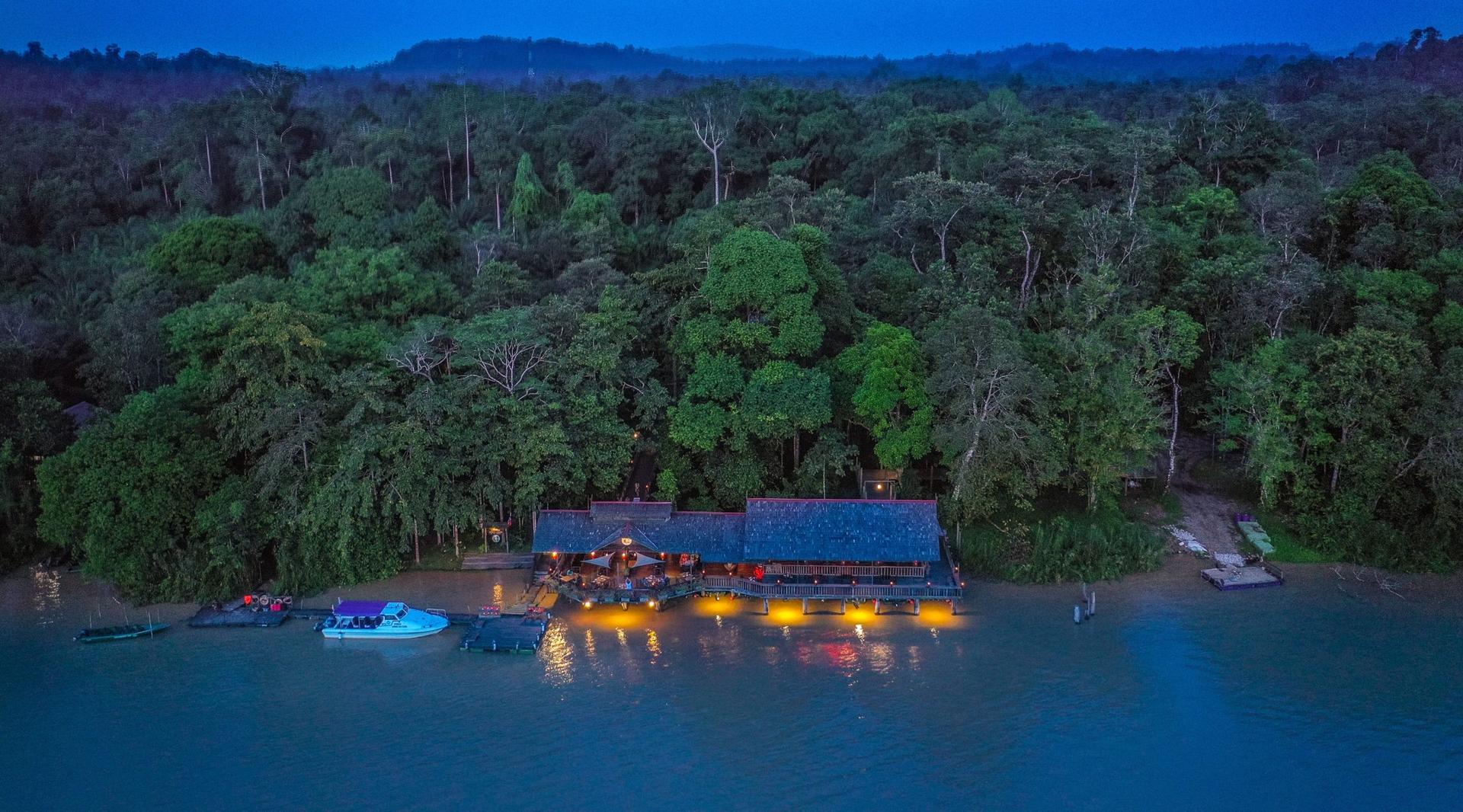 Rainforest Lodge  Superior