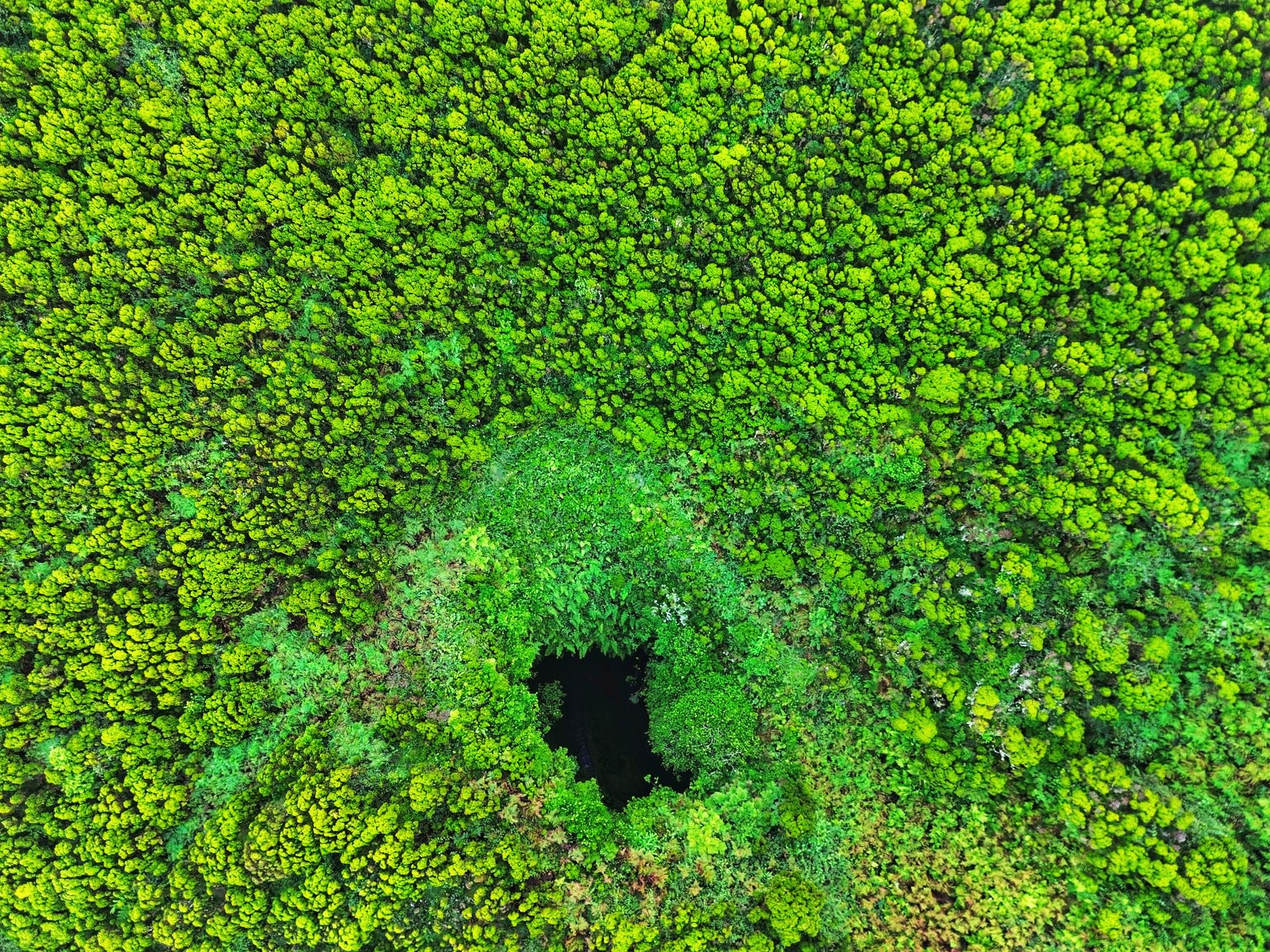 Wejście do wulkanu Algar do Carvão na wyspie Terceira na Azorach