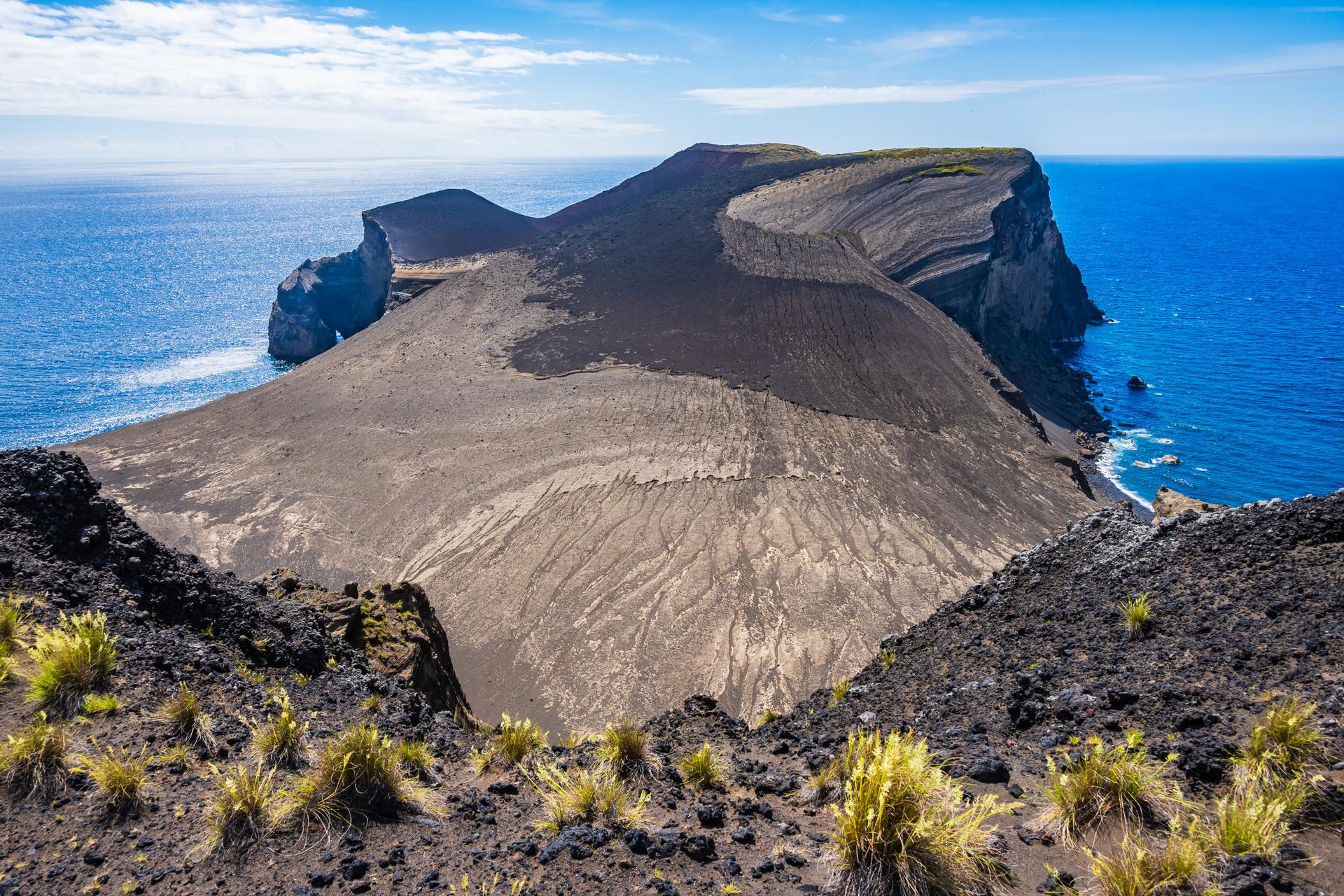 Klify na półwyspie Capelinhos, wyspa Faial